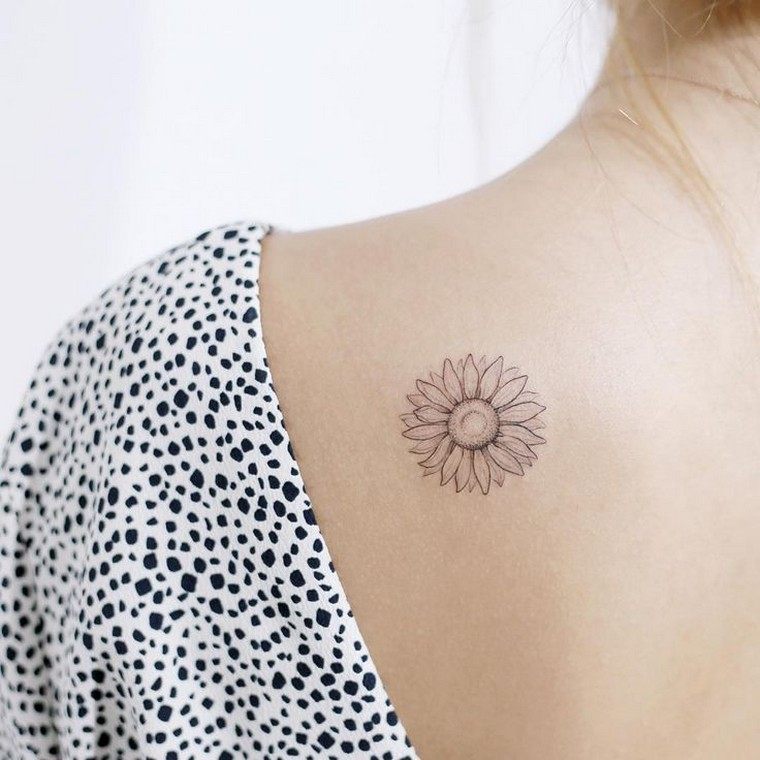 tout petit tatouage fleur idée tatouage dos