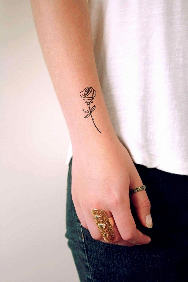 tout petit tatouage rose tatouage fleur