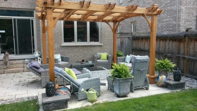 terrasse aménagée chaises-table-jardin