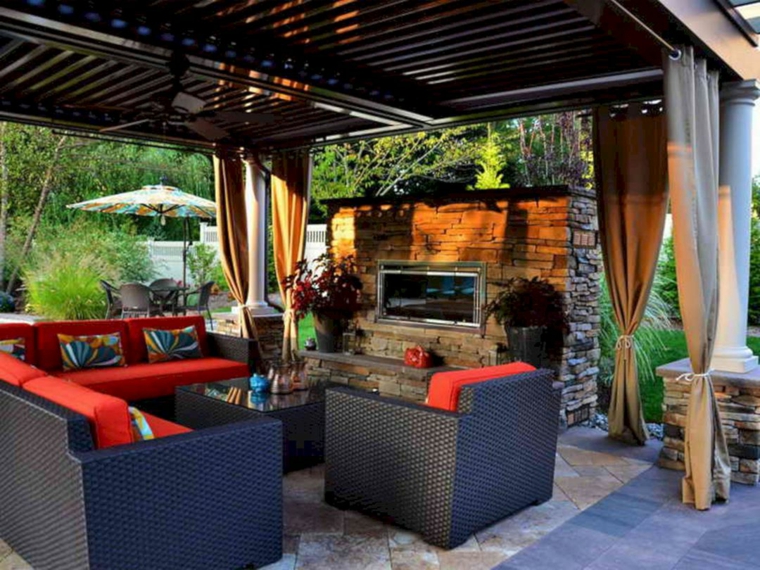 terrasse aménagée meubles-gris-rouge-cheminee