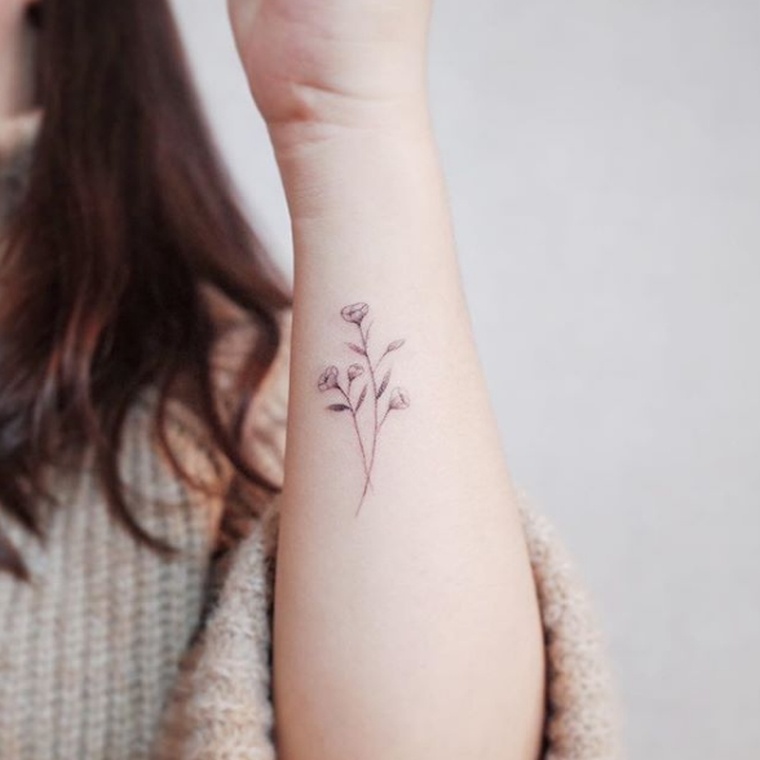 tatouage femme bras coude fleur