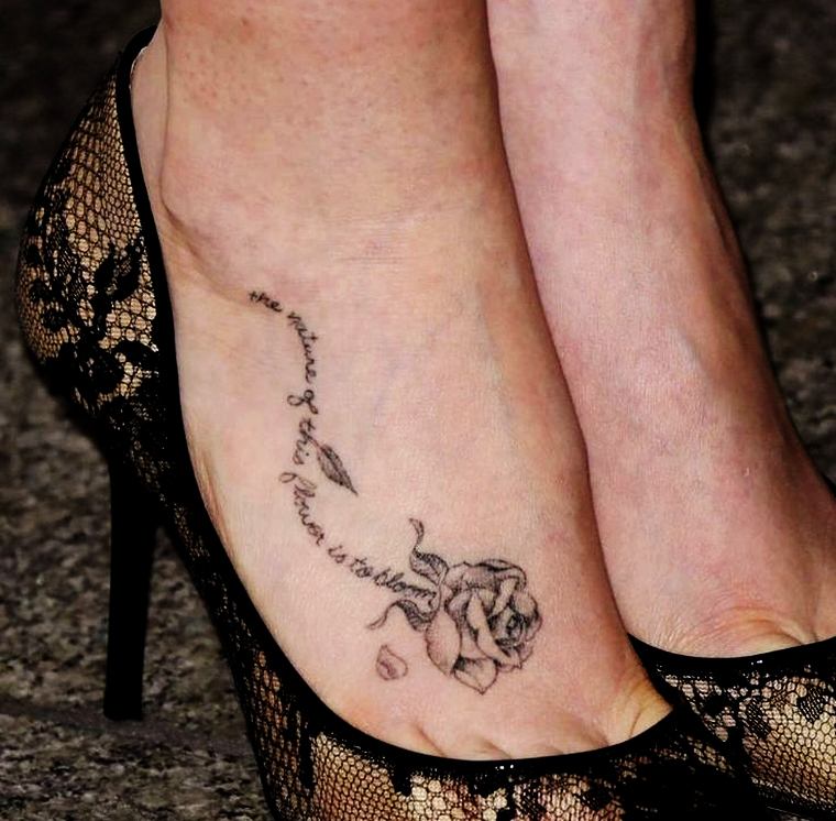 tatouage pied haut talon discret