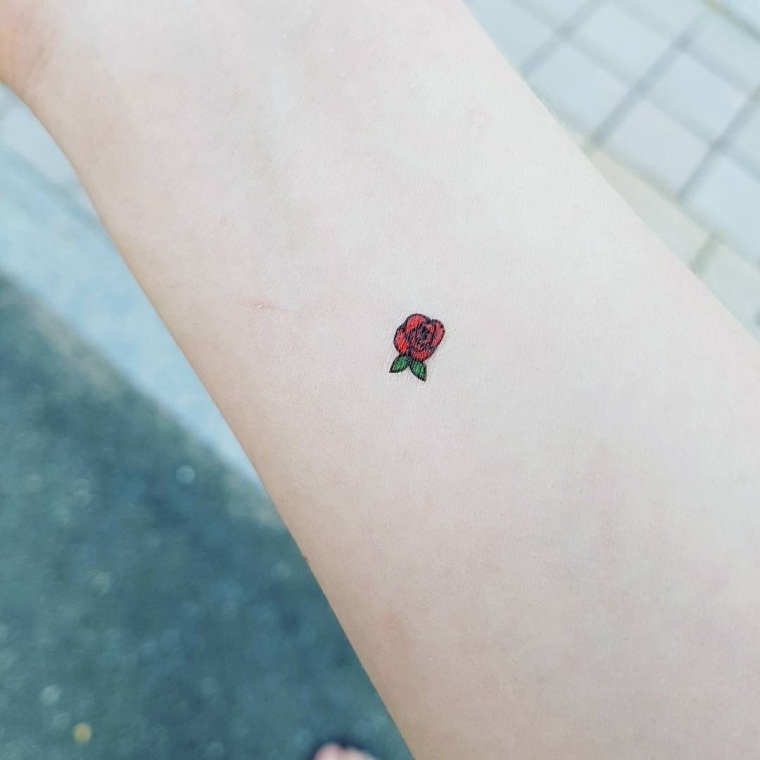 tatouage discret fleur rose