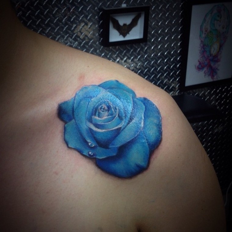 tatouage floral rose bleue