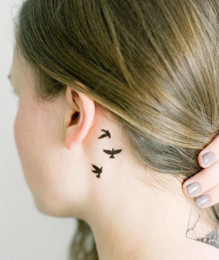 tatouage feminin oiseaux derriere oreille