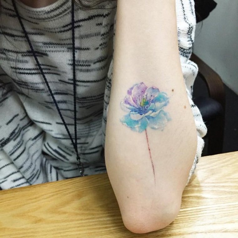 tatouage colore bleu fleur