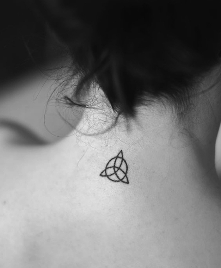 tatouage geometrie triangle