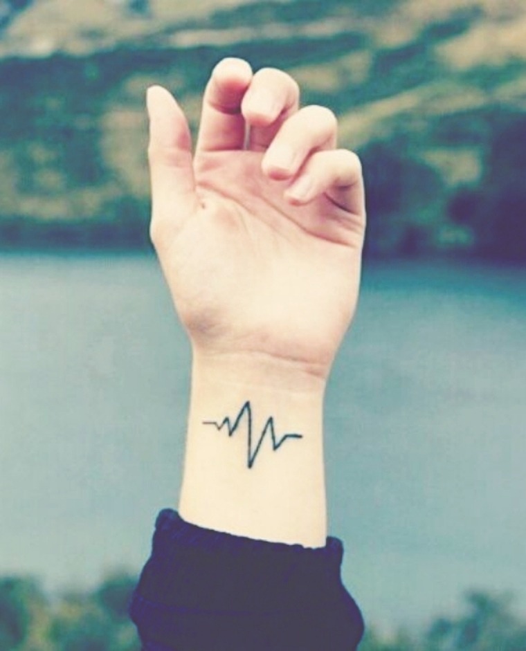 poignet tatouage femme cardiogramme