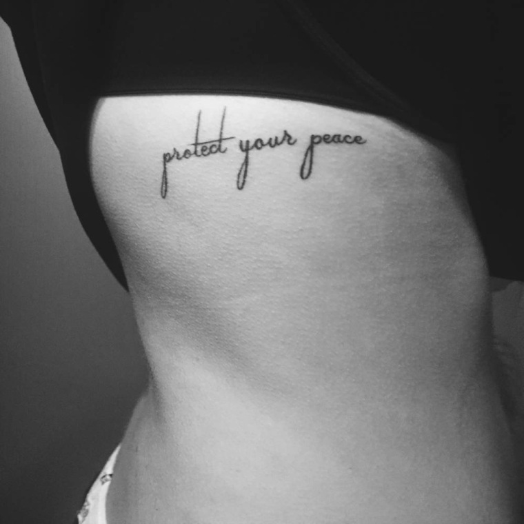 tatouage thorax femme cote inscription