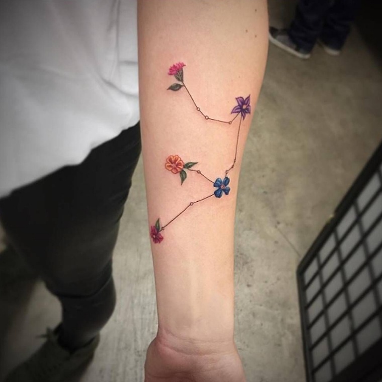 tatouage bras fleur féminin