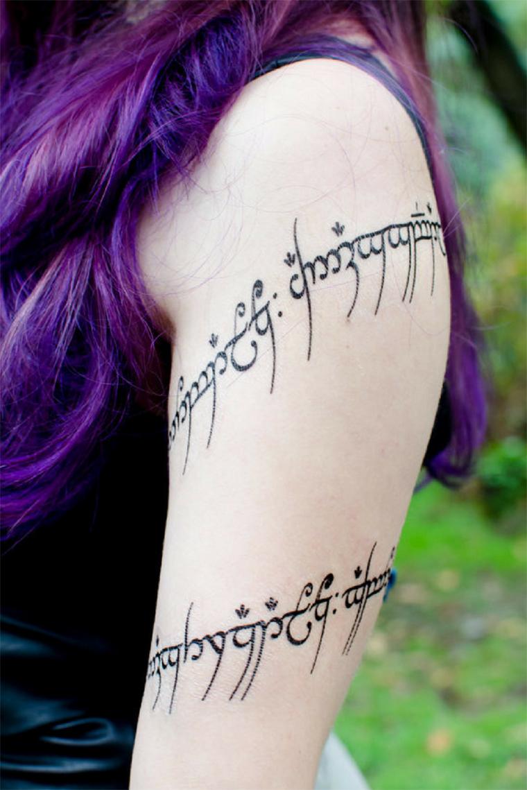 tatouage femme runes violet bras tolkien