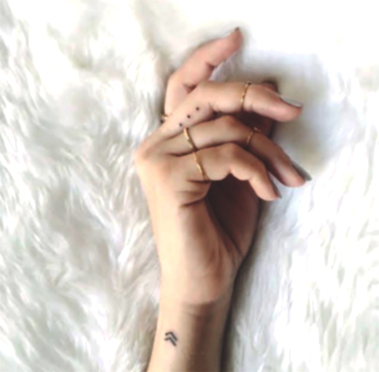 tatouage discret femme main