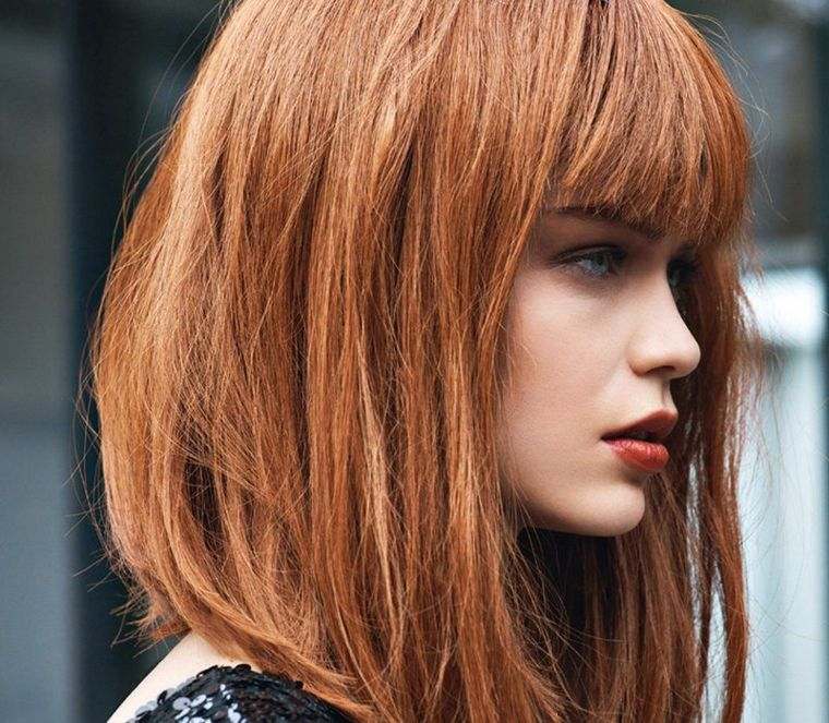 coiffure-femme-carre-long-frange-couleur-rouge