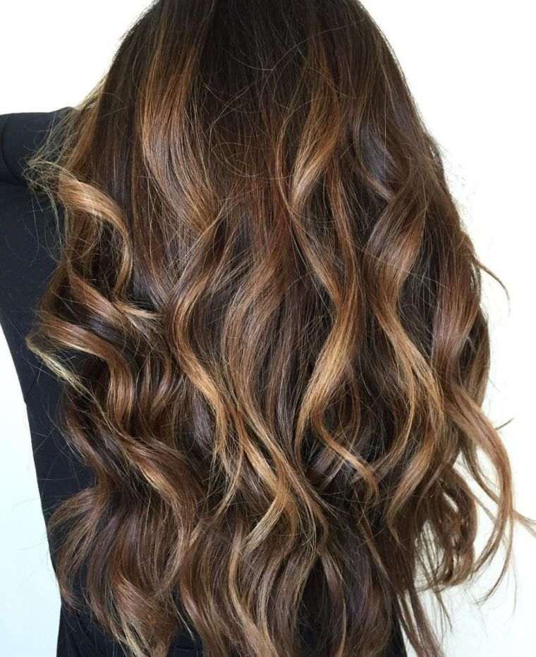 couleur de cheveux balayage tendance cheveux-longs-ondulations