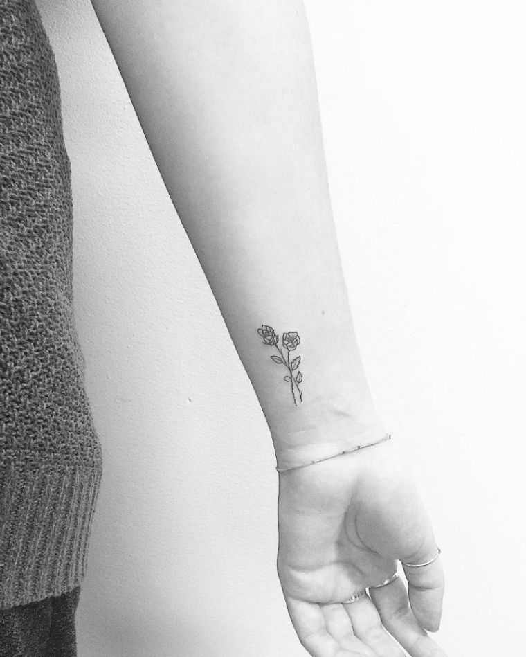 idee-petit-tatouage-fleur-femme
