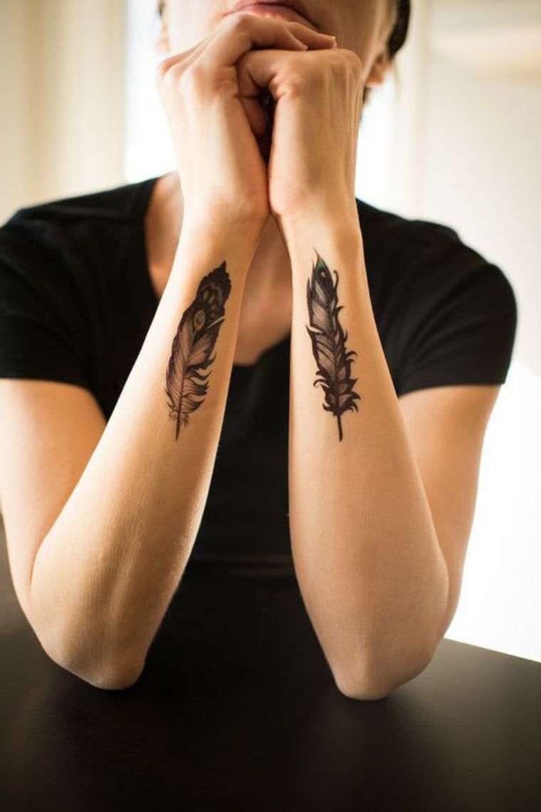 idee-tatouage-plume-pour-femme-bras