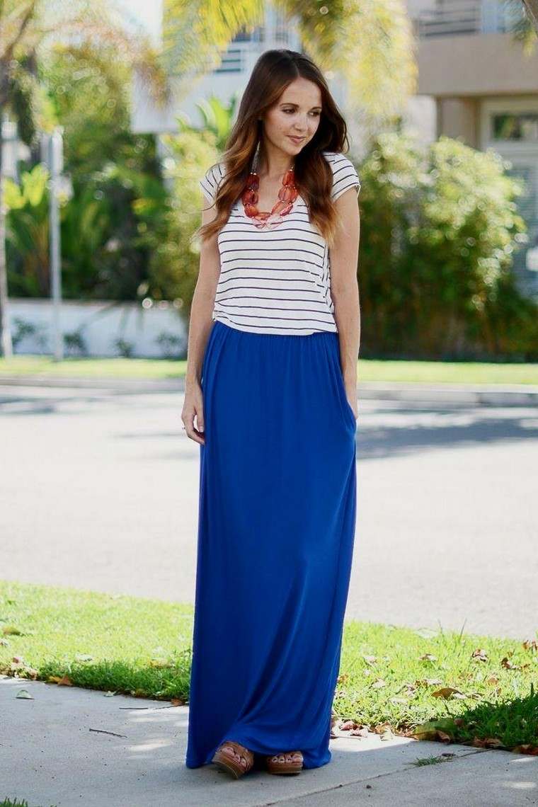 femme jupe longue bleue idée t-shirt rayures