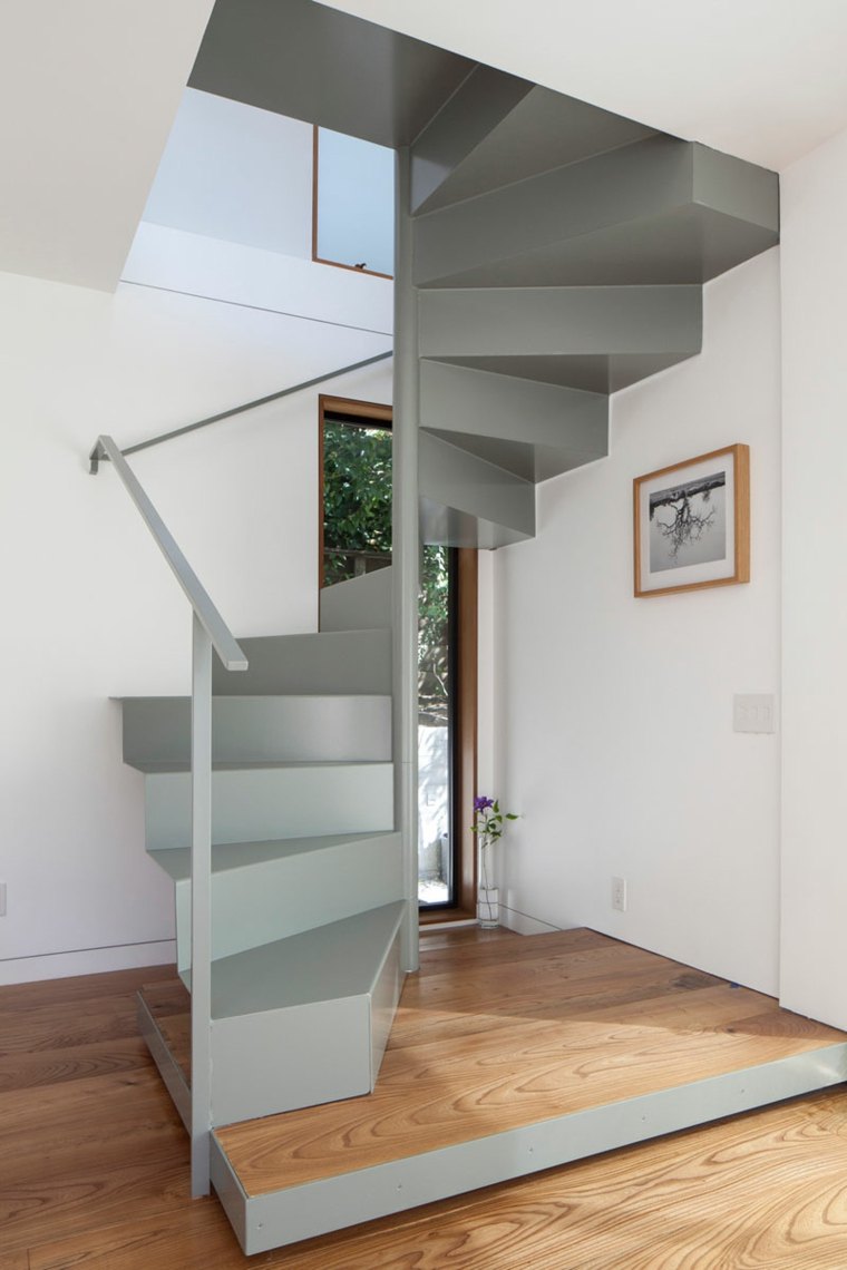 maison-rustique-escalier-gris-metal-minimaliste