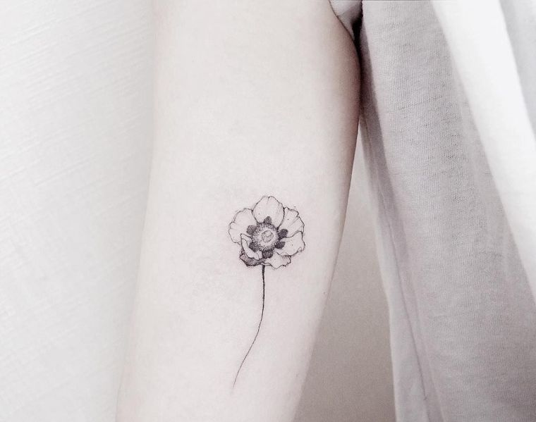 mini-tatouage-fleur-femme