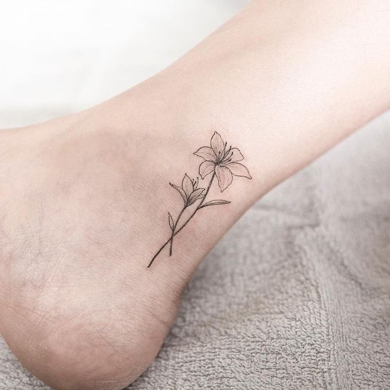 modele-petit-tatouage-fleur-pied