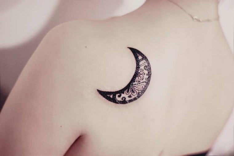 tatouage tendance dos idée tatouage lune 
