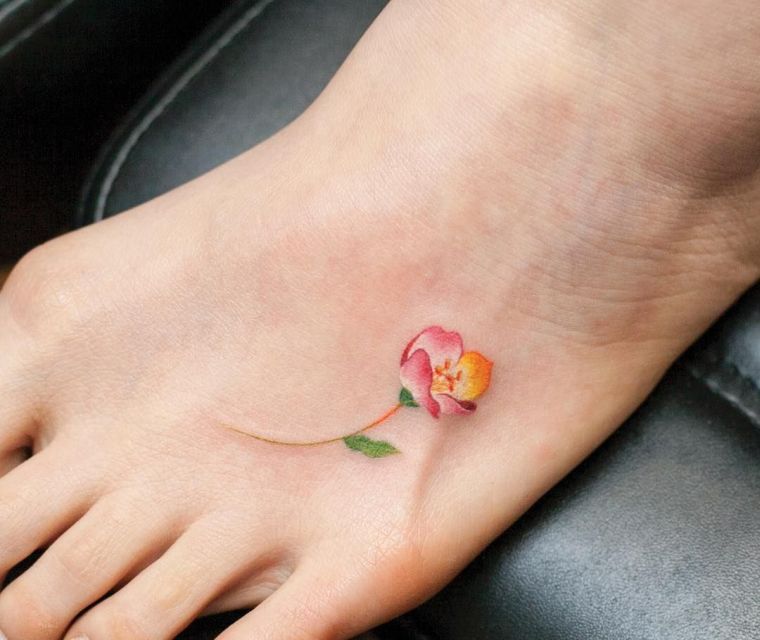 motif-tatouage-fleur-femme
