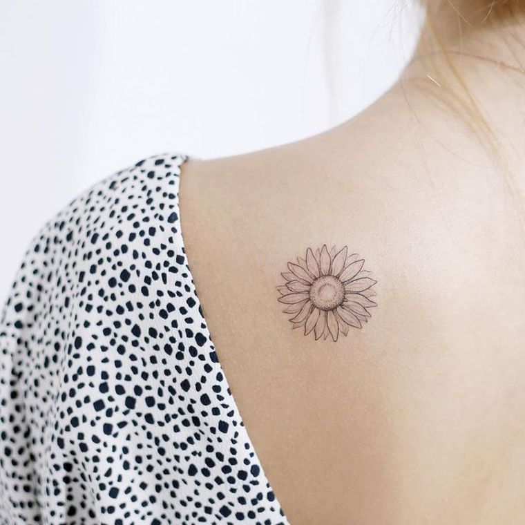petit-tatouage-discret-pour-femme-fleur