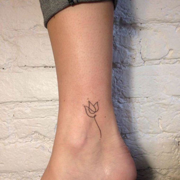 petit-tatouage-femme-fleur