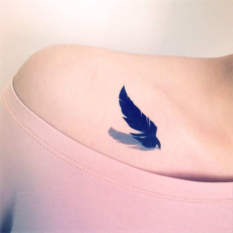 plume tatouage epaule-femme-idee