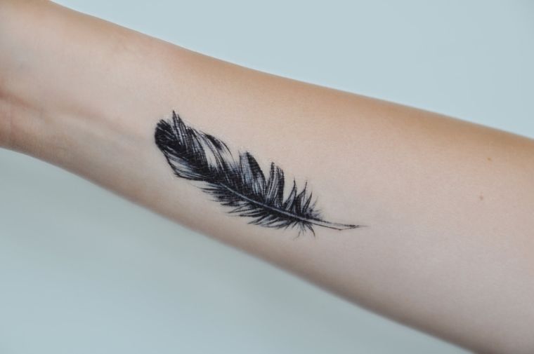 plume tatouage femme-bras-idee