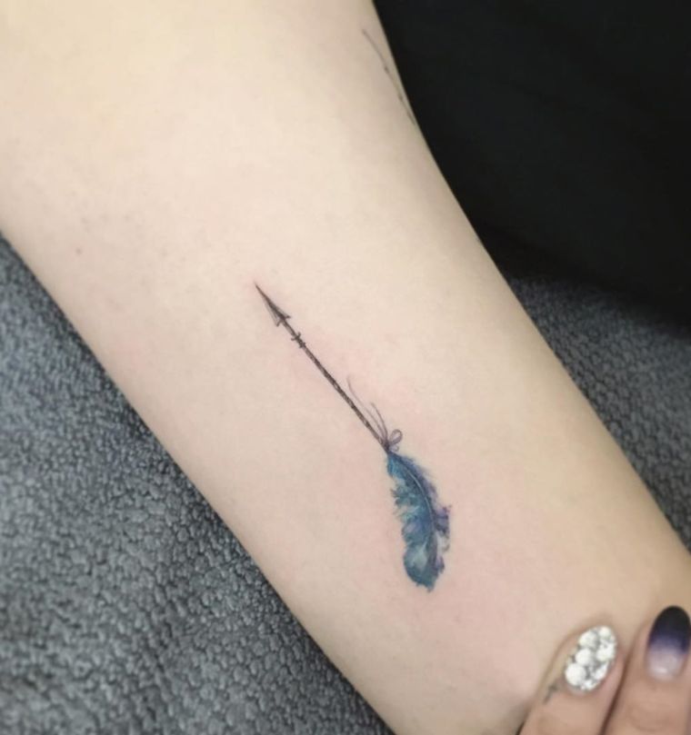 plume tatouage femme-petits-tatouages