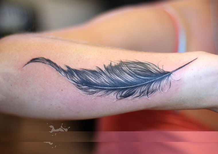 plume tatouages pour-femme-bras