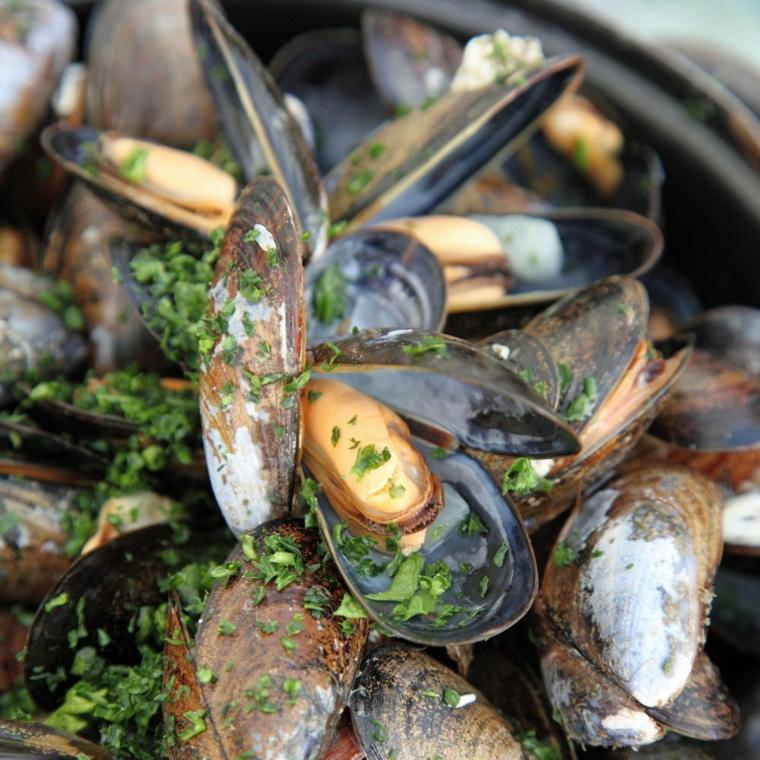 recette-moules-marinieres-parsemees-persil