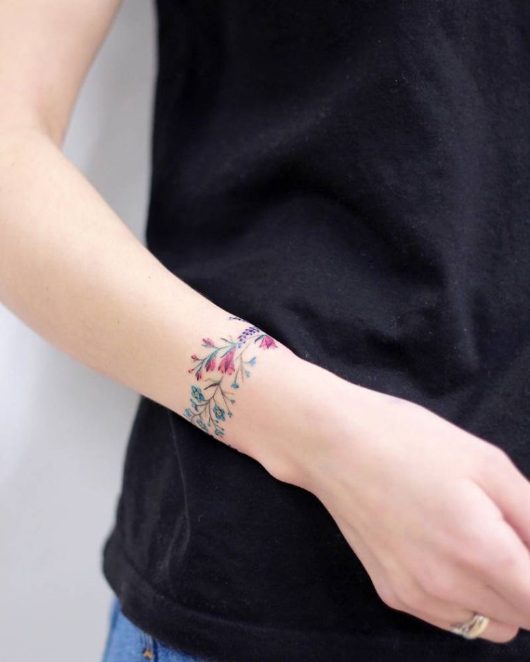 tatouage-bracelet-fleur-femme