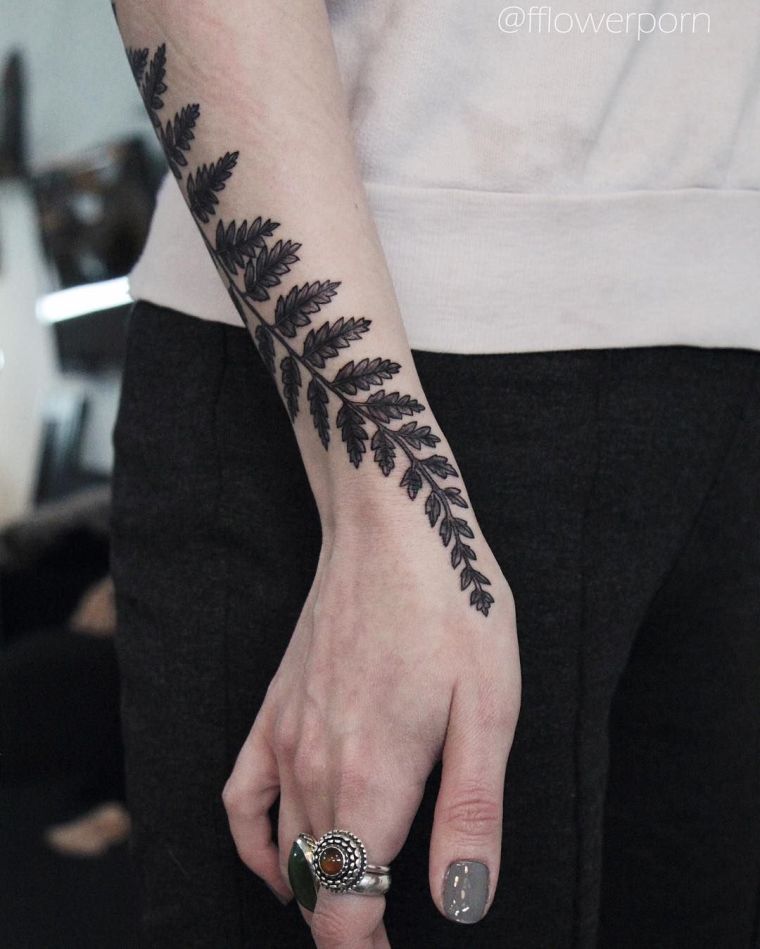tatouage-cascade-fleur-bras-femme