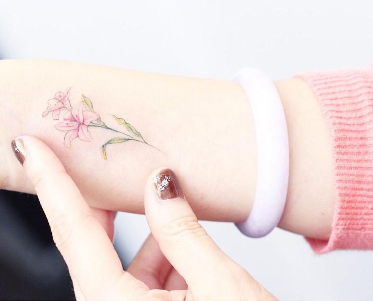 tatouage-de-fleur-doigt-femme