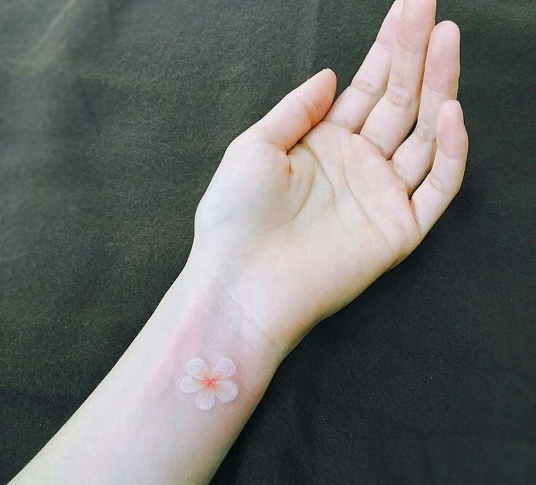 tatouage-discret-fleur-bras-femme