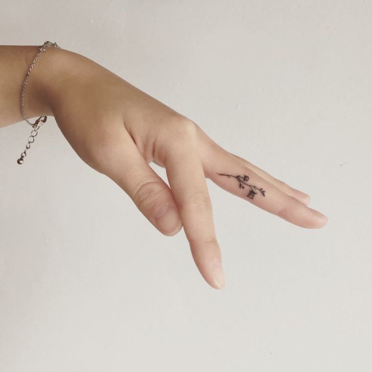 tatouage-doigt-femme-fleur