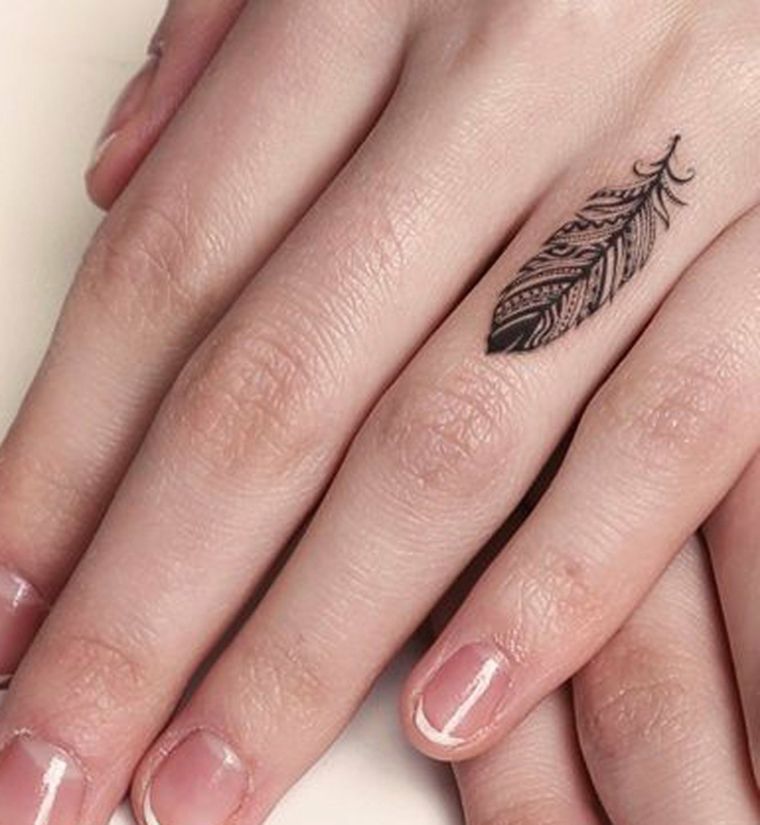 tatouage-doigt-femme-plume-petit