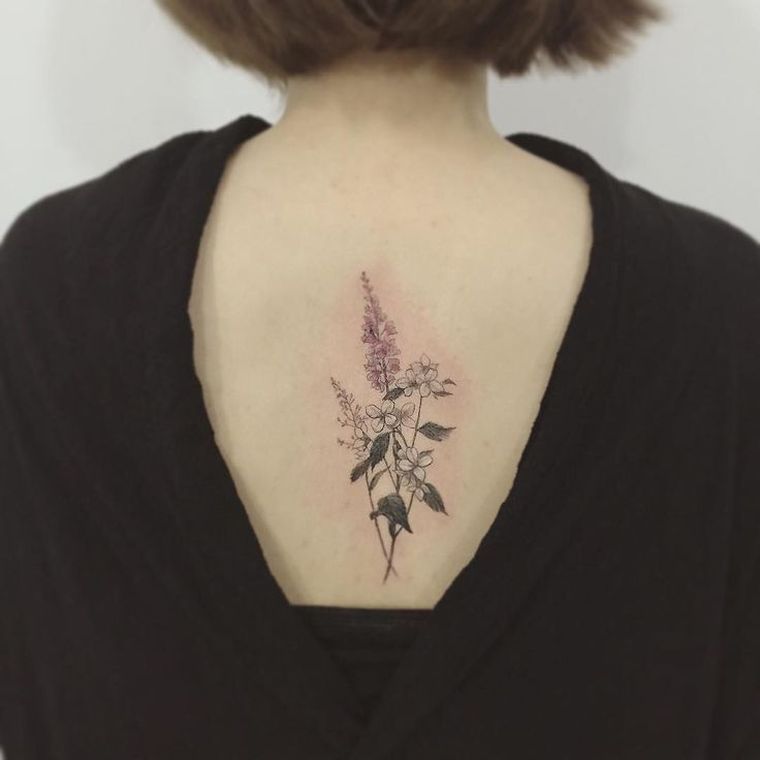 tatouage-dos-femme-fleurs-idees