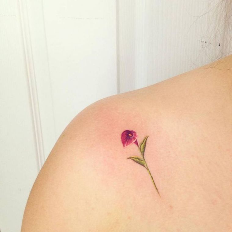 tatouage-epaule-femme-fleur