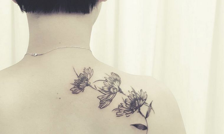 tatouage-epaule-femme-idees-fleurs