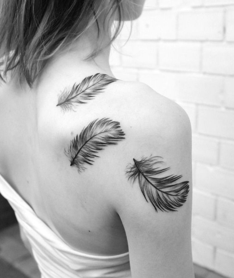 tatouage-epaule-femme-plumes
