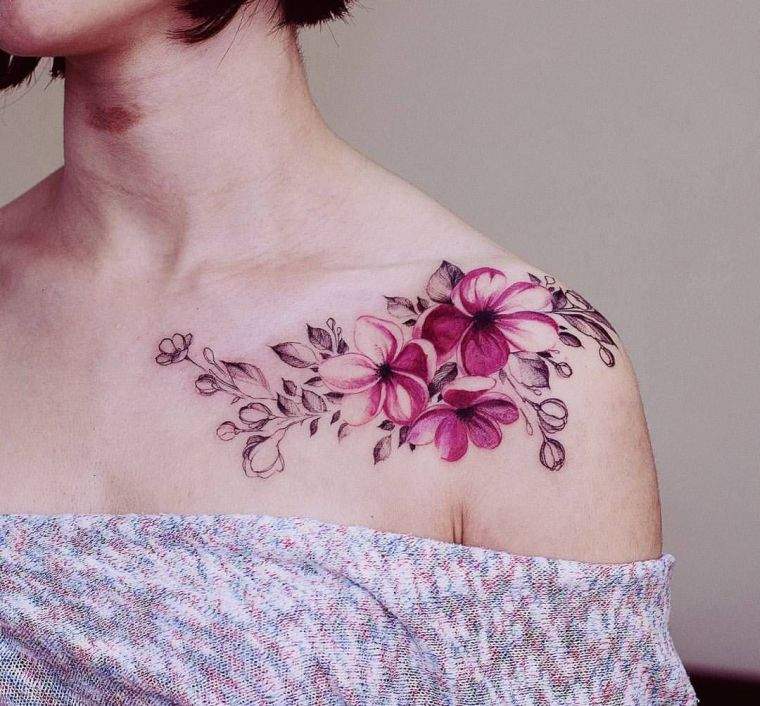 tatouage-epaule-fleur-femme