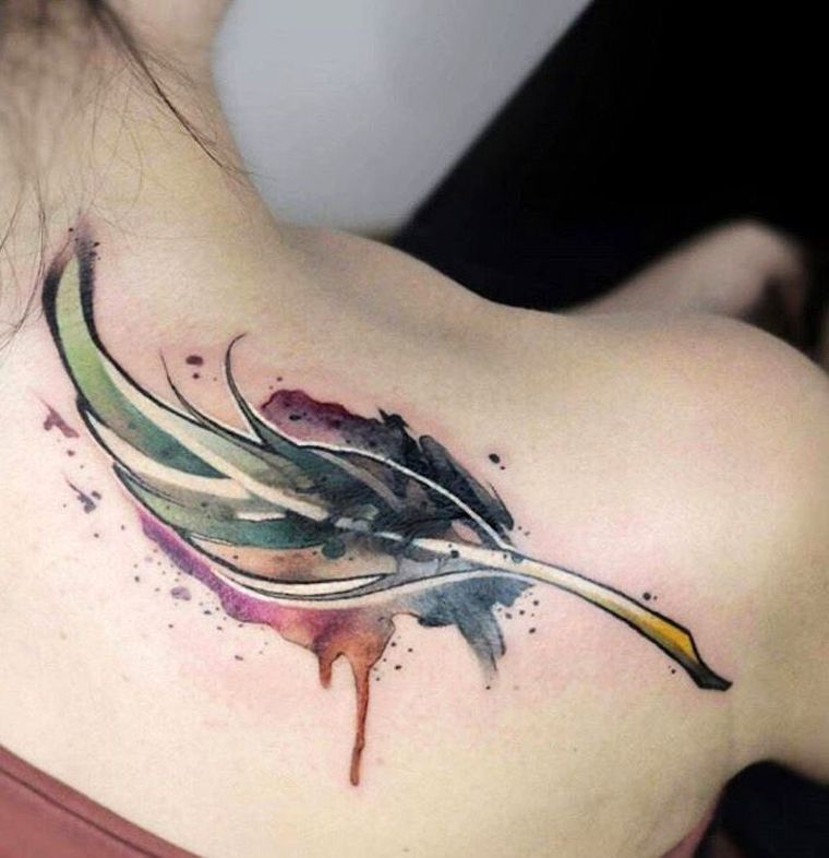 tatouage-epaule-pour-femme-plume
