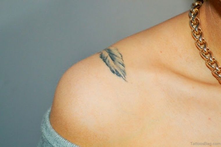 tatouage-femme-epaule-motif-plume
