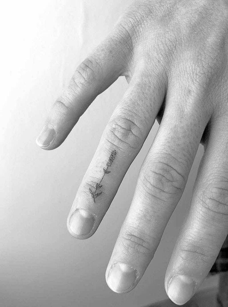 tatouage-femme-fleur-doigt