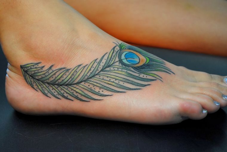 tatouage-femme-original-plume
