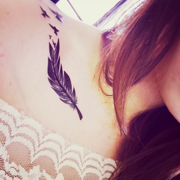 tatouage-femme-plume-epaule