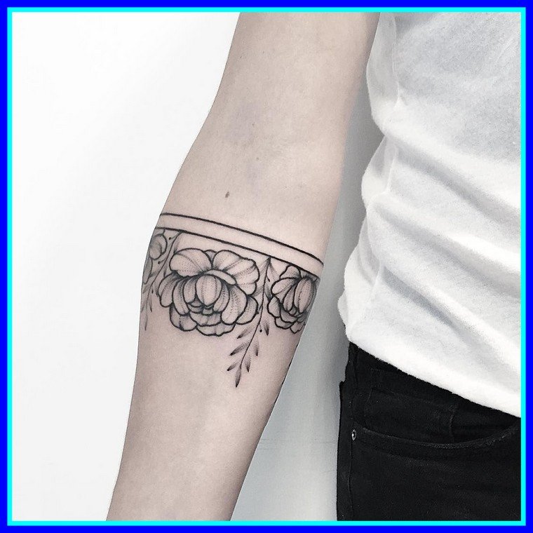 tatouage-femme-tendance-fleur